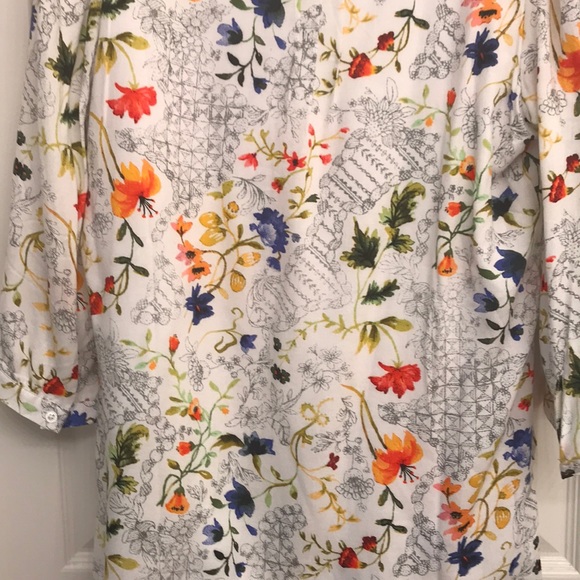 Pretty floral blouse NWOT - Picture 4 of 4